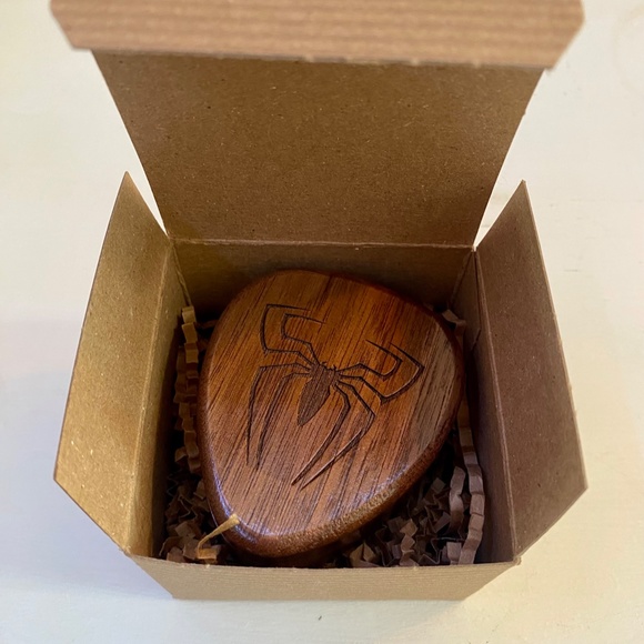 Custom Spiderman Wooden Guitar Picks & Pick Box - Picture 3 of 6